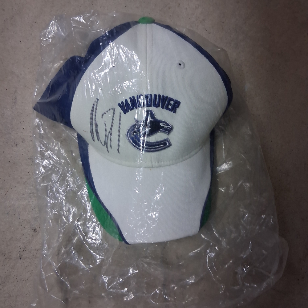 NWT Reebok Vancouver Canucks Blue And Green Hat Signed By Kevin Bieksa Unisex OS